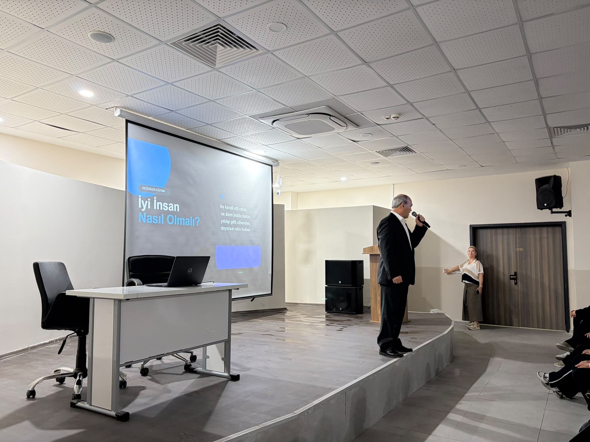Fakültemiz Öğretim Elemanlarından Doç. Dr. Nedim Öz Tarafından Ortaokul Öğrencilerine Yönelik "İyi İnsan Olmak” Konulu Konferans Verildi